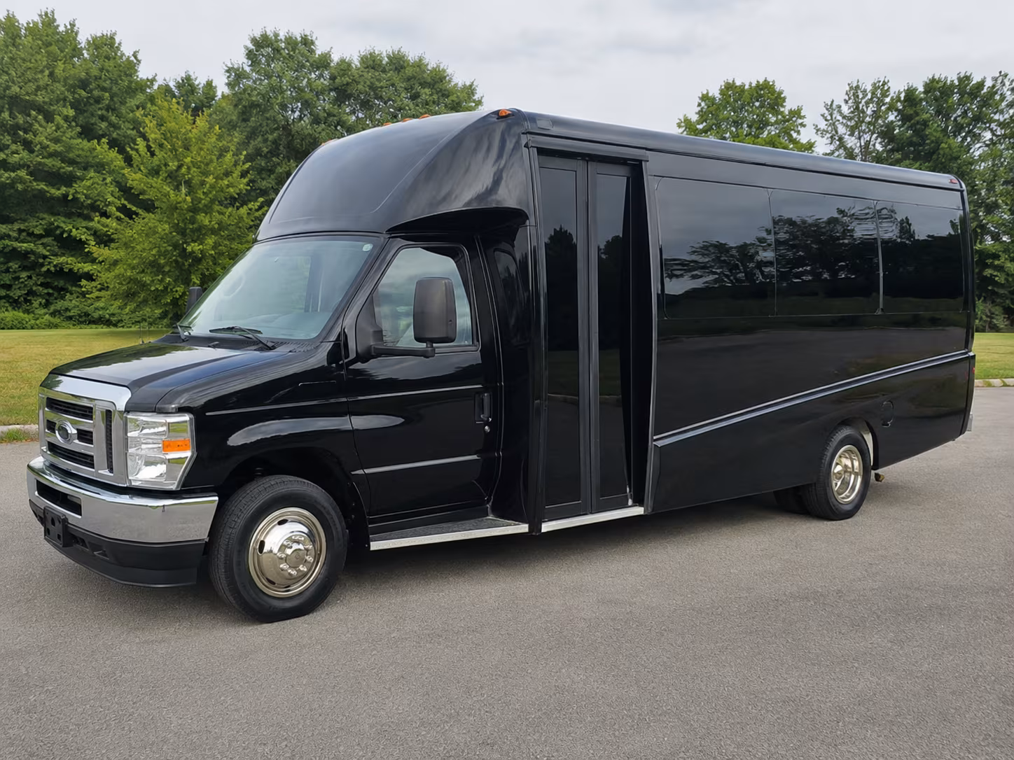 New Haven Airport Shuttle & Transportation party bus exterior